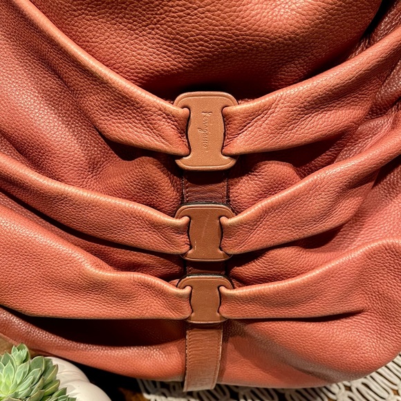 Salvatore Ferragamo Salmon Leather Ruched Hobo Bag [GG-21B247] - Picture 5 of 16